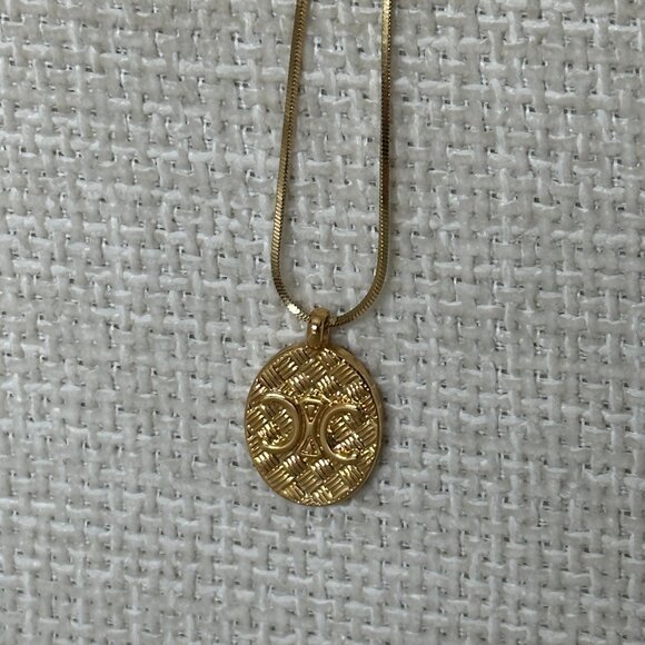 Gold Round Pendant Necklace - Picture 5 of 5